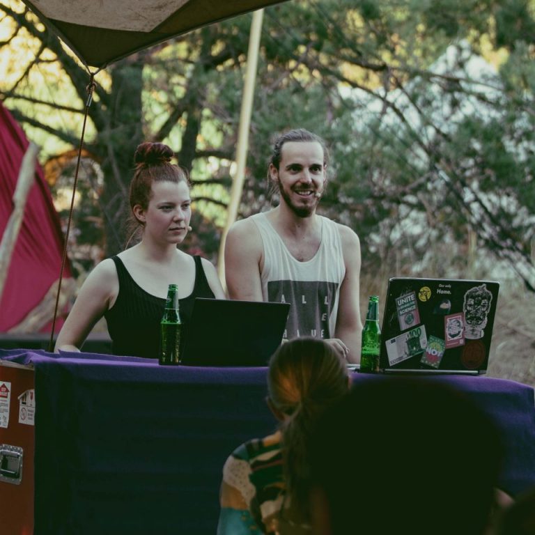 Janna und Niko auf der Pubquiz-Weltreise auf dem 3000 Grad Festival