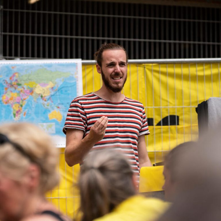 Niko gestikuliert während eines Workshops