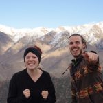 In den Höhen des Atlas-Gebirges liegt Schnee. Janna und Nikolas freuen sich davor.