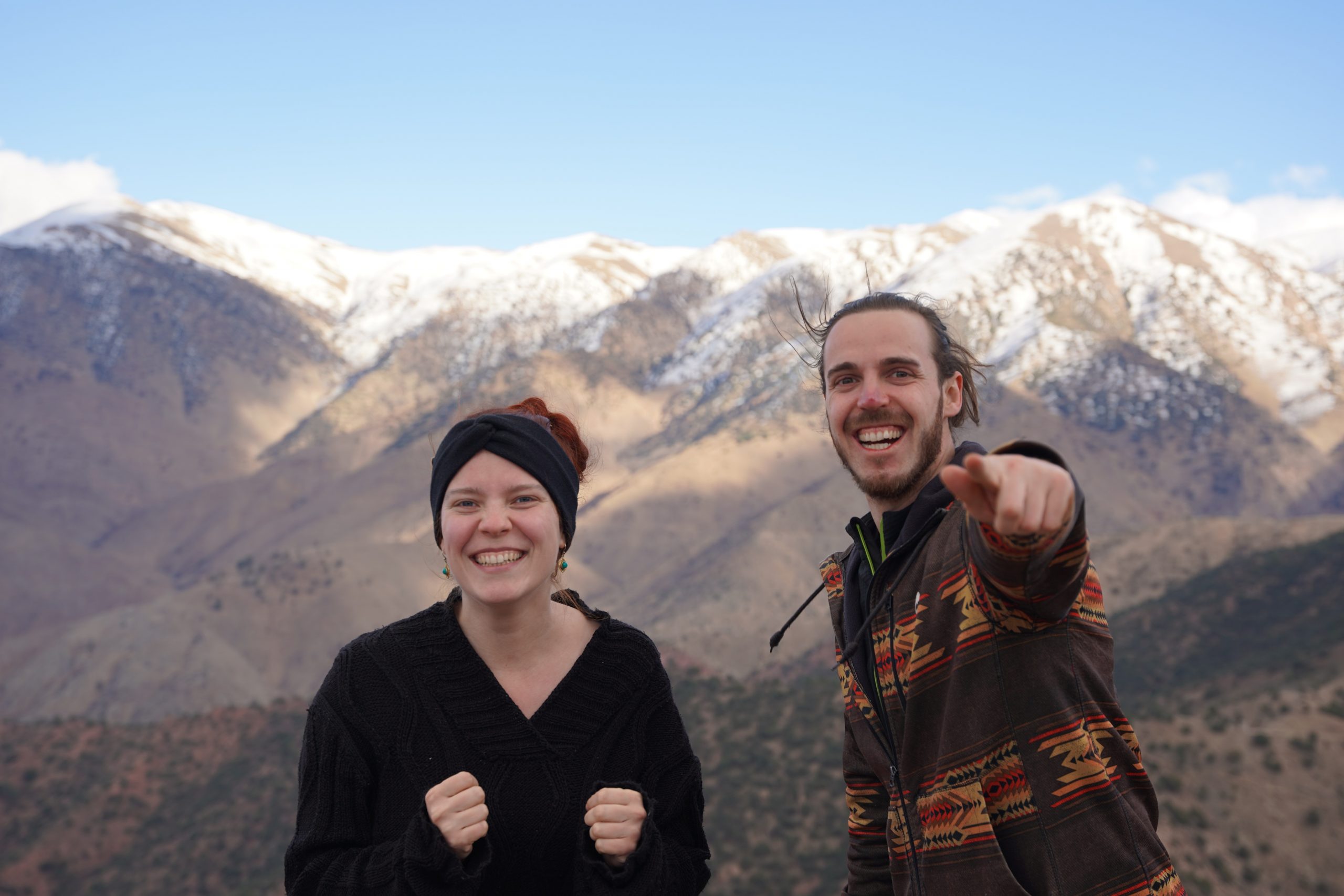 In den Höhen des Atlas-Gebirges liegt Schnee. Janna und Nikolas freuen sich davor.