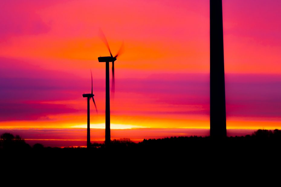 Wind- und Solarenergie wird eines der beiden Hauptenergiequellen nach der Energiewende werden. Auf diesem Bild überblicken wir die deutsche Landschaft von einem Windrad im Sonnenuntergang.