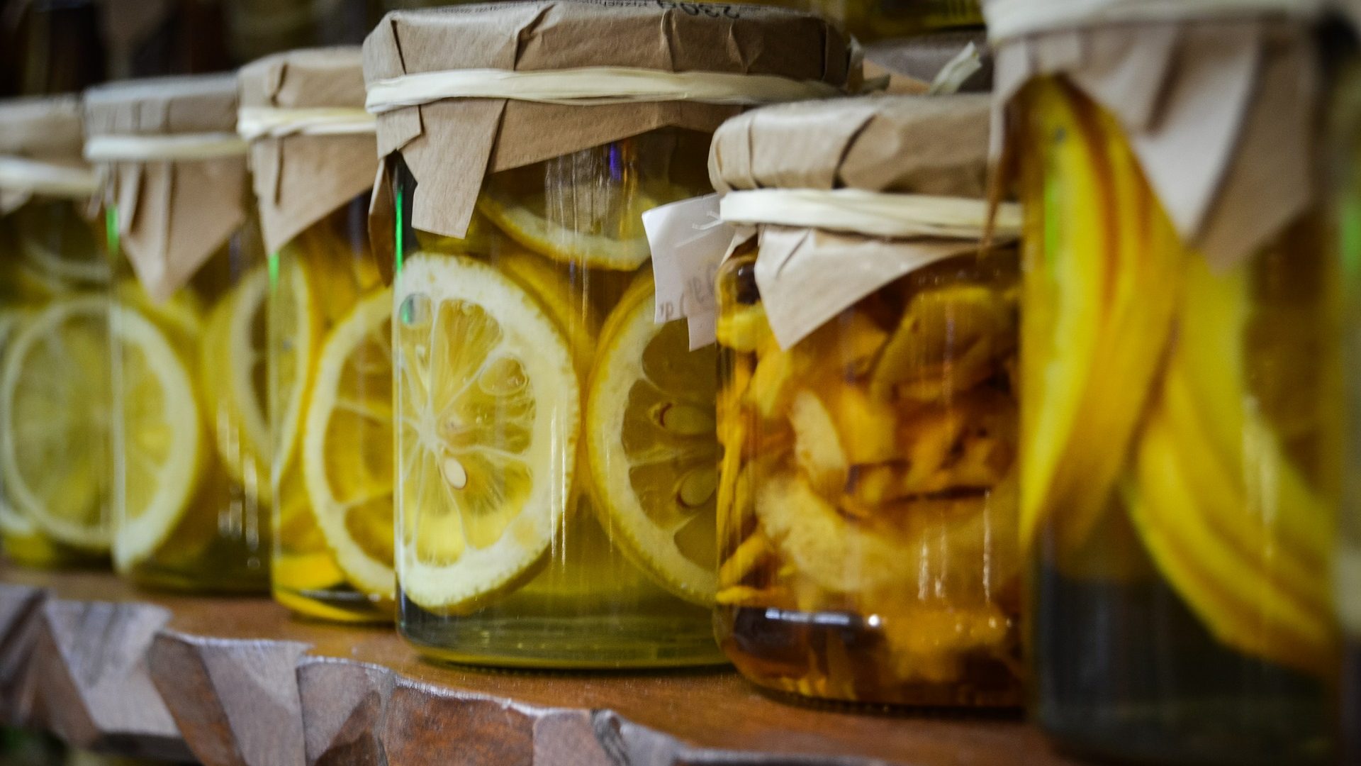 Das Bild zeigt eingelegte Zitronenscheiben in Einmachgläsern.